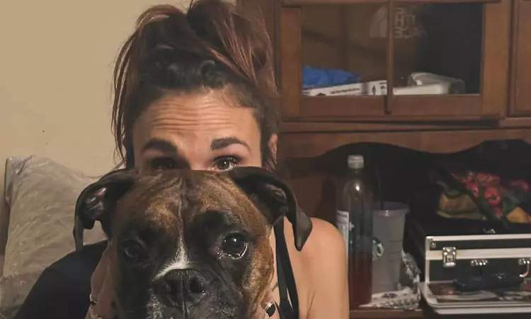 அமெரிக்காவில் நாயை காப்பாற்ற முயன்ற பெண் ரெயிலில் அடிபட்டு பலி