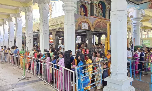 இருக்கன்குடியில் சிறப்பு வழிபாடு- நீண்ட வரிசையில் காத்திருந்து தரிசனம் செய்த பக்தர்கள் இருக்கன்குடியில் சிறப்பு வழிபாடு- நீண்ட வரிசையில் காத்திருந்து தரிசனம் செய்த பக்தர்கள்