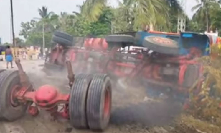 ரசாயனம் ஏற்றி சென்ற லாரி மோதி 2 பேர் உயிரிழப்பு