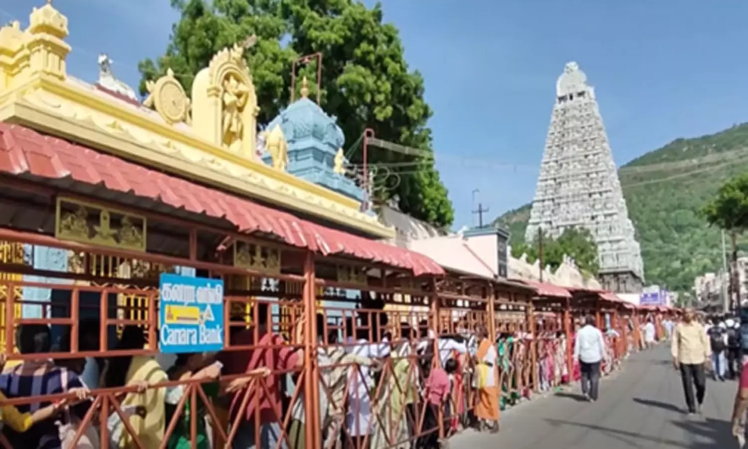 திருவண்ணாமலையில் அலைமோதும் பக்தர்கள் கூட்டம்; 2 கி.மீ. தூரம் வரிசையில் நின்று சாமி தரிசனம்