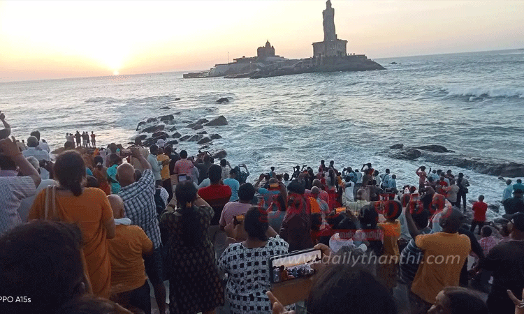 வார விடுமுறை: கன்னியாகுமரியில் குவிந்த சுற்றுலா பயணிகள்