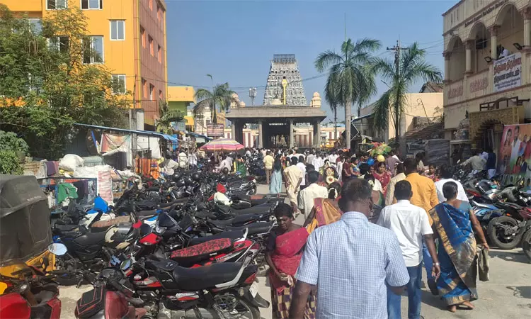 ஒரே நாளில் 55 திருமணங்கள், 30 காதுகுத்து நிகழ்ச்சிகள்... திருப்போரூர் முருகன் கோவிலில் குவிந்த மக்கள்