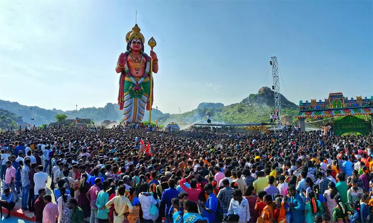 தீர்த்தகிரி மலையில் 92 அடி உயர பிரம்மாண்ட முருகன் சிலைக்கு கும்பாபிஷேகம் தீர்த்தகிரி மலையில் 92 அடி உயர பிரம்மாண்ட முருகன் சிலைக்கு கும்பாபிஷேகம்