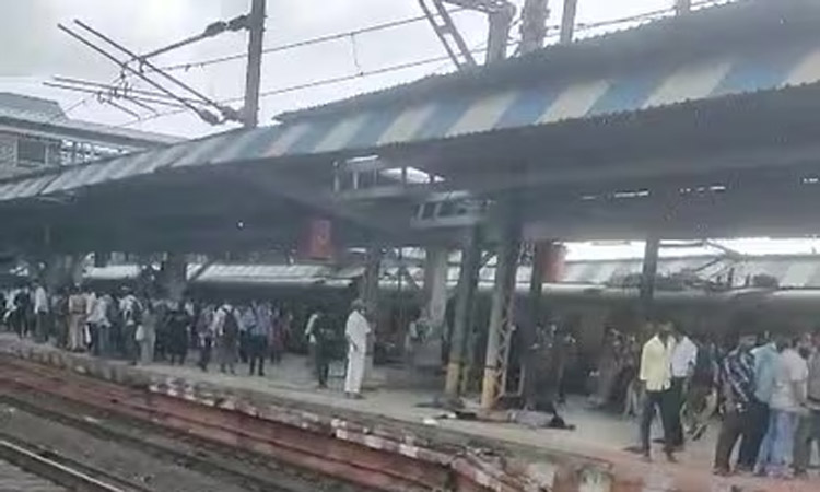 மராட்டியம்: ரெயிலில் இருந்து தவறி விழுந்து 5 பயணிகள் உயிரிழப்பு