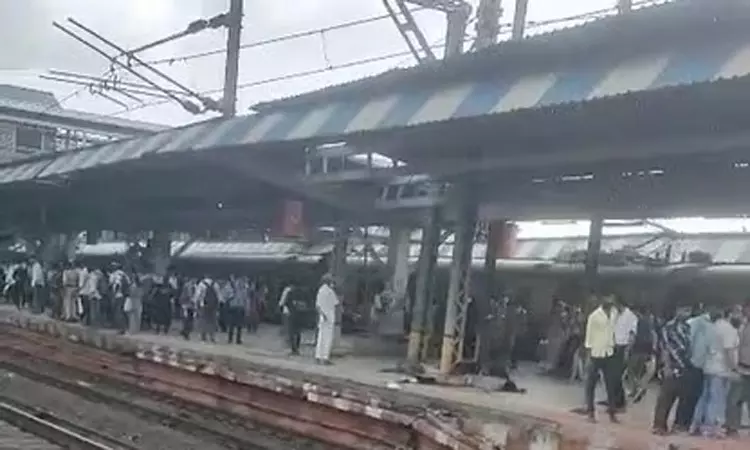 மராட்டியம்: ரெயிலில் இருந்து தவறி விழுந்து 5 பயணிகள் உயிரிழப்பு