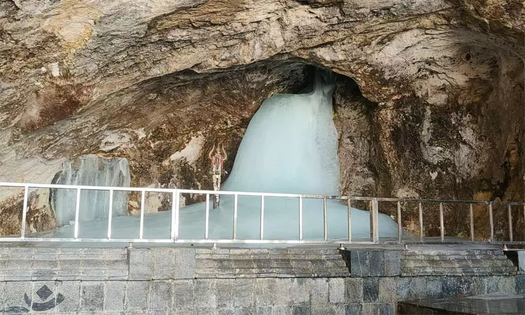 அமர்நாத் யாத்திரை.. பனி லிங்கத்திற்கு பிரதான பூஜை செய்த கவர்னர்