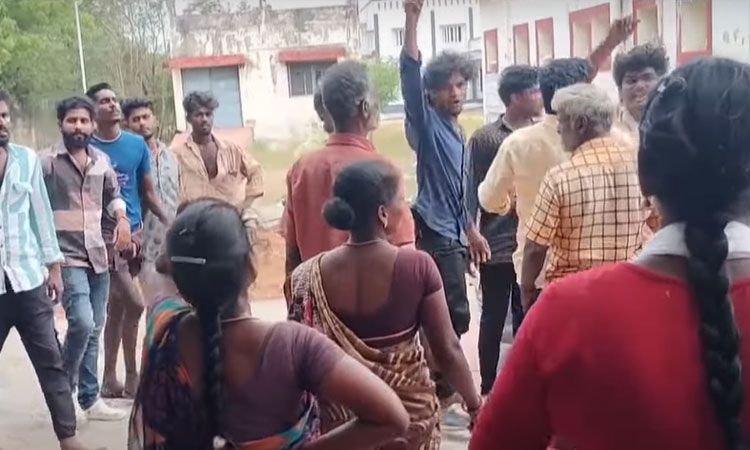 அரசு மருத்துவமனையில் ஜன்னல் கண்ணாடி உடைப்பு; விபத்தில் உயிரிழந்தவரின் உறவினர்கள் ரகளை அரசு மருத்துவமனையில் ஜன்னல் கண்ணாடி உடைப்பு; விபத்தில் உயிரிழந்தவரின் உறவினர்கள் ரகளை