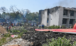 குஜராத் விமான விபத்து; ஒருவர் உயிருடன் மீட்கப்பட்டதாக தகவல்