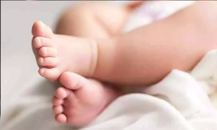 அரசு மருத்துவமனை அருகே முட்புதரில் வீசப்பட்ட பச்சிளம் குழந்தை - போலீசார் விசாரணை