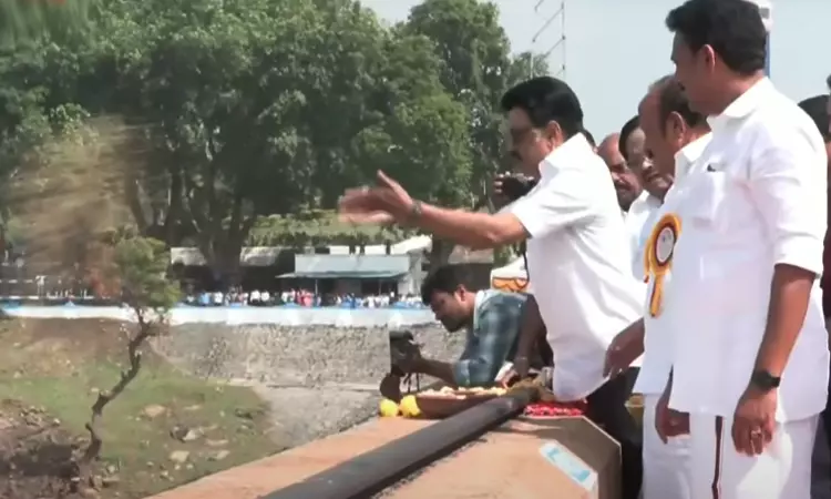 மேட்டூர் அணை: டெல்டா பாசனத்திற்காக தண்ணீரை திறந்து வைத்தார் முதல்-அமைச்சர் மு.க.ஸ்டாலின் மேட்டூர் அணை: டெல்டா பாசனத்திற்காக தண்ணீரை திறந்து வைத்தார் முதல்-அமைச்சர் மு.க.ஸ்டாலின்
