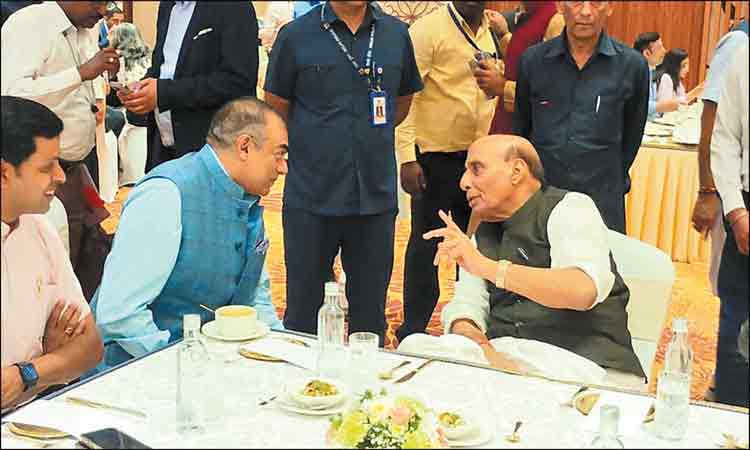 டெல்லியில், பத்திரிகை அதிபர்களுடன் கலந்துரையாடிய ராஜ்நாத்சிங் டெல்லியில், பத்திரிகை அதிபர்களுடன் கலந்துரையாடிய ராஜ்நாத்சிங்