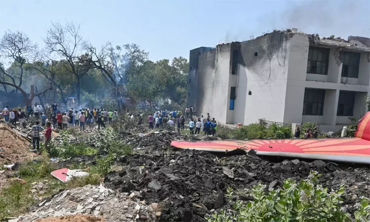 குஜராத் விமான விபத்து; ஒருவர் உயிருடன் மீட்கப்பட்டதாக தகவல் குஜராத் விமான விபத்து; ஒருவர் உயிருடன் மீட்கப்பட்டதாக தகவல்