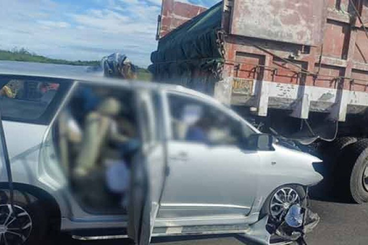 கார் விபத்தில் நீதிமன்ற ஊழியர்கள் உள்பட 4 பேர் பலி: நீதிபதி உள்பட 2 பேர் படுகாயம்