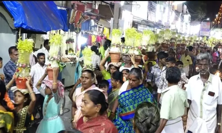 ஜெனகை மாரியம்மன் கோவிலில் பெண்கள் முளைப்பாரி எடுத்து வழிபாடு