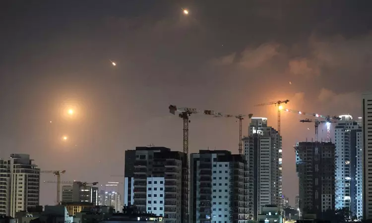 அதிகரிக்கும் போர்ப்பதற்றம்.. இஸ்ரேல் வான் பாதுகாப்பை மீறி பாயும் ஈரான் ஏவுகணைகள்