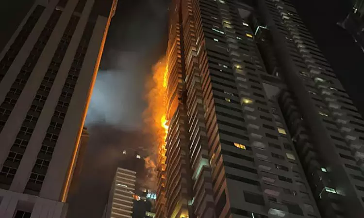 துபாயில் 67 மாடி கட்டிடத்தில் பயங்கர தீ விபத்து துபாயில் 67 மாடி கட்டிடத்தில் பயங்கர தீ விபத்து