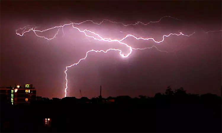 இங்கிலாந்தில் ஒரே இரவில் 30 ஆயிரம் முறை மின்னல் தாக்கியது