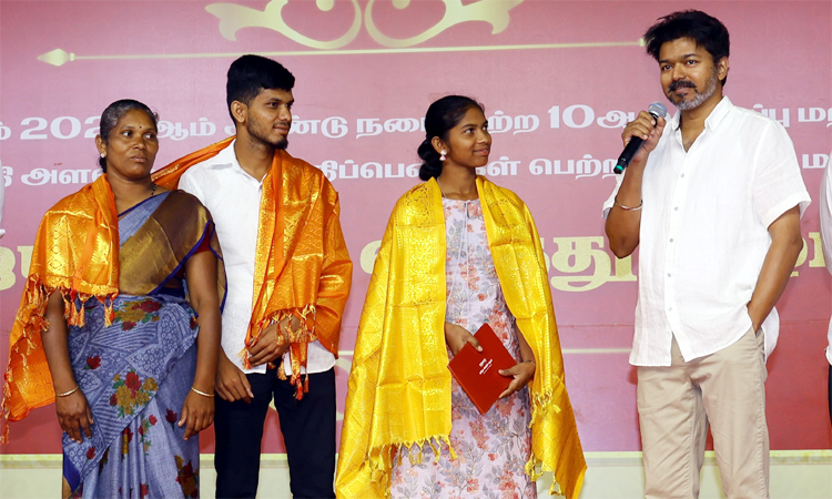 பழங்குடியின மாணவிக்கு ரூ.2 லட்சம் ஊக்கத்தொகை வழங்கி கவுரவித்த விஜய்