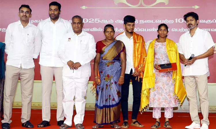 பழங்குடியின மாணவிக்கு ரூ.2 லட்சம் ஊக்கத்தொகை வழங்கி கவுரவித்த விஜய் பழங்குடியின மாணவிக்கு ரூ.2 லட்சம் ஊக்கத்தொகை வழங்கி கவுரவித்த விஜய்