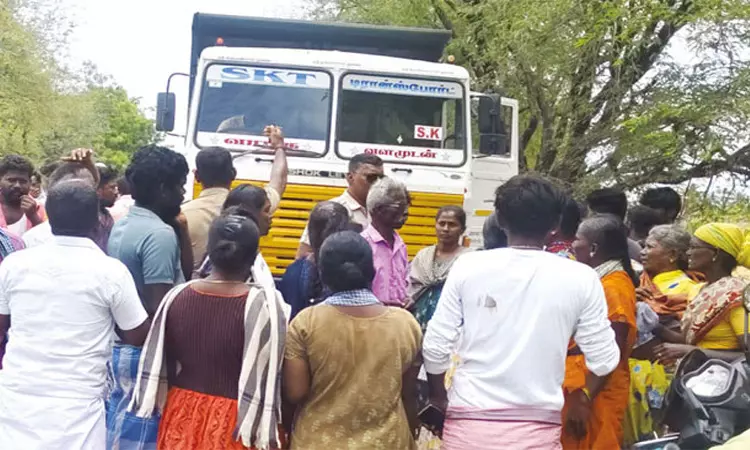 பைக் மீது லாரி மோதி கைக்குழந்தை உள்பட 3 பேர் படுகாயம்: கிராம மக்கள் சாலைமறியல்