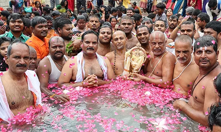 அப்பலாயகுண்டா பிரசன்ன வெங்கடேஸ்வரசாமி கோவிலில் சக்கரத்தாழ்வார் தீர்த்தவாரி