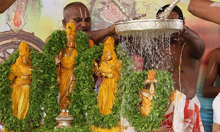 அப்பலாயகுண்டா பிரசன்ன வெங்கடேஸ்வரசாமி கோவிலில் சக்கரத்தாழ்வார் தீர்த்தவாரி