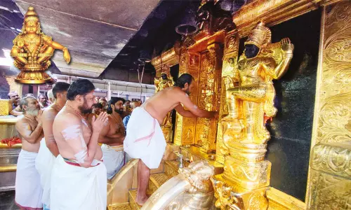 சபரிமலை அய்யப்பன் கோவில் நடை திறப்பு - சிறப்பு வழிபாடுகள் தொடங்கியது சபரிமலை அய்யப்பன் கோவில் நடை திறப்பு - சிறப்பு வழிபாடுகள் தொடங்கியது