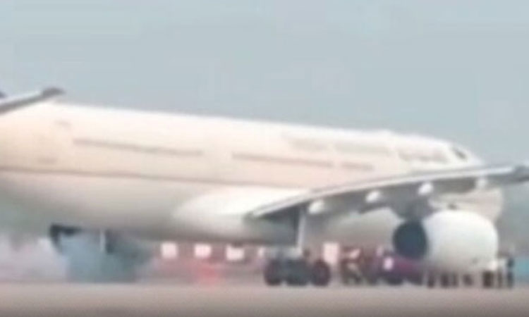 ஹஜ் பயணிகள் வந்த விமானத்தில் தீ - உத்தர பிரதேசத்தில் பரபரப்பு