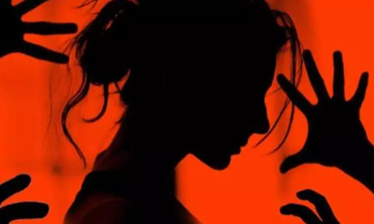 கடற்கரைக்கு காதலனுடன் வந்த கல்லூரி மாணவி..  10 பேர் கும்பல் செய்த வெறிச்செயல்