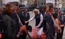 பிரதமர் மோடியின் காலில் விழுந்த சைப்ரஸ் நாடாளுமன்ற உறுப்பினர்