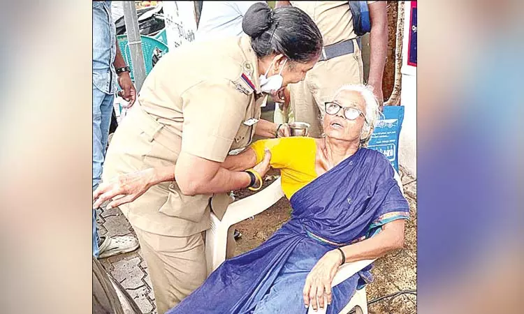 கலெக்டர் அலுவலகத்தில் மூதாட்டி தீக்குளிக்க முயற்சி - அதிர்ச்சி சம்பவம்