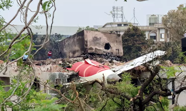 ஆமதாபாத் விமான விபத்து: உயிரிழந்தவர்களுக்கு இறுதிச்சடங்கு செய்யமுடியாமல் தவிக்கும் குடும்பத்தினர் ஆமதாபாத் விமான விபத்து: உயிரிழந்தவர்களுக்கு இறுதிச்சடங்கு செய்யமுடியாமல் தவிக்கும் குடும்பத்தினர்