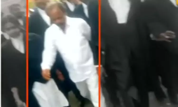 பூவை ஜெகன்மூர்த்தி காவல் நிலையத்தில் ஆஜர் பூவை ஜெகன்மூர்த்தி காவல் நிலையத்தில் ஆஜர்