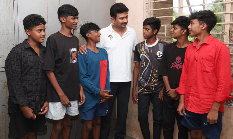 விடுதியில் மாணவர்களுடன் கலந்துரையாடிய உதயநிதி ஸ்டாலின்