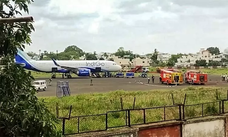 டெல்லி புறப்பட்ட விமானத்திற்கு வெடிகுண்டு மிரட்டல்; அவசர அவசரமாக தரையிறக்கம்