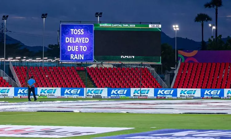 திருச்சி கிராண்ட் சோழாஸ்- கோவை கிங்ஸ் ஆட்டம்: மழை காரணமாக டாஸ் போடுவதில் தாமதம்