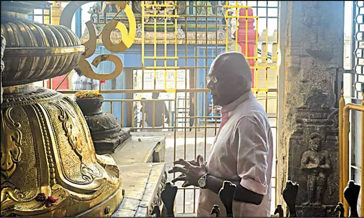 திருத்தணி முருகன் கோவிலில் சிங்கப்பூர் மந்திரி சாமி தரிசனம்