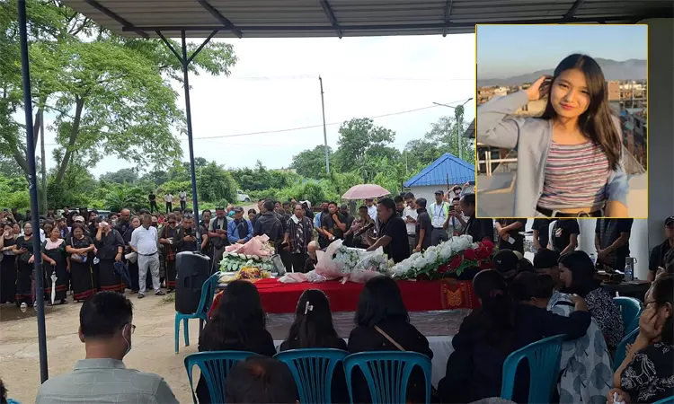 மணிப்பூர்: உயிரிழந்த ஏர் இந்தியா விமான பணிப்பெண் உடலுக்கு ஆயிரக்கணக்கானோர் அஞ்சலி