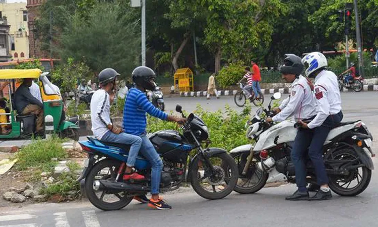 புதிதாக பைக் வாங்கும் போது  2 ஹெல்மெட் வழங்குவது கட்டாயம்:  மத்திய அரசு முடிவு