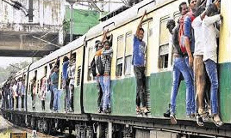 அனைத்து ரெயில்களிலும் ஏன் தானியங்கி கதவுகளை நிறுவ முடியாது? - மும்பை ஐகோர்ட்டு கேள்வி