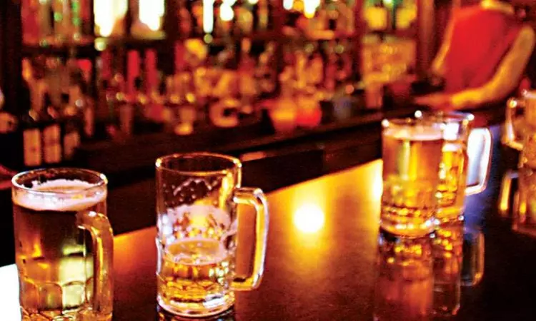 பார்களில் ஆபாச உடை அணிந்து பெண்கள் மது வினியோகம் - போலீசார் நோட்டீஸ்