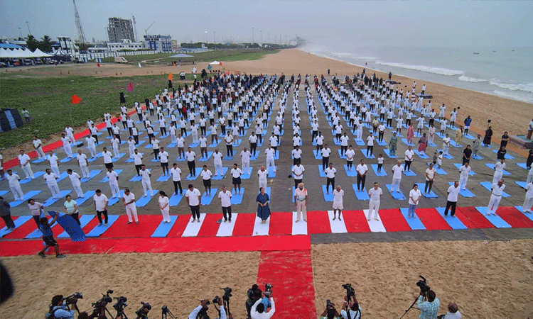 சென்னையில் பாதுகாப்புப் படைகள் சார்பில் சர்வதேச யோகா தின கொண்டாட்டம்