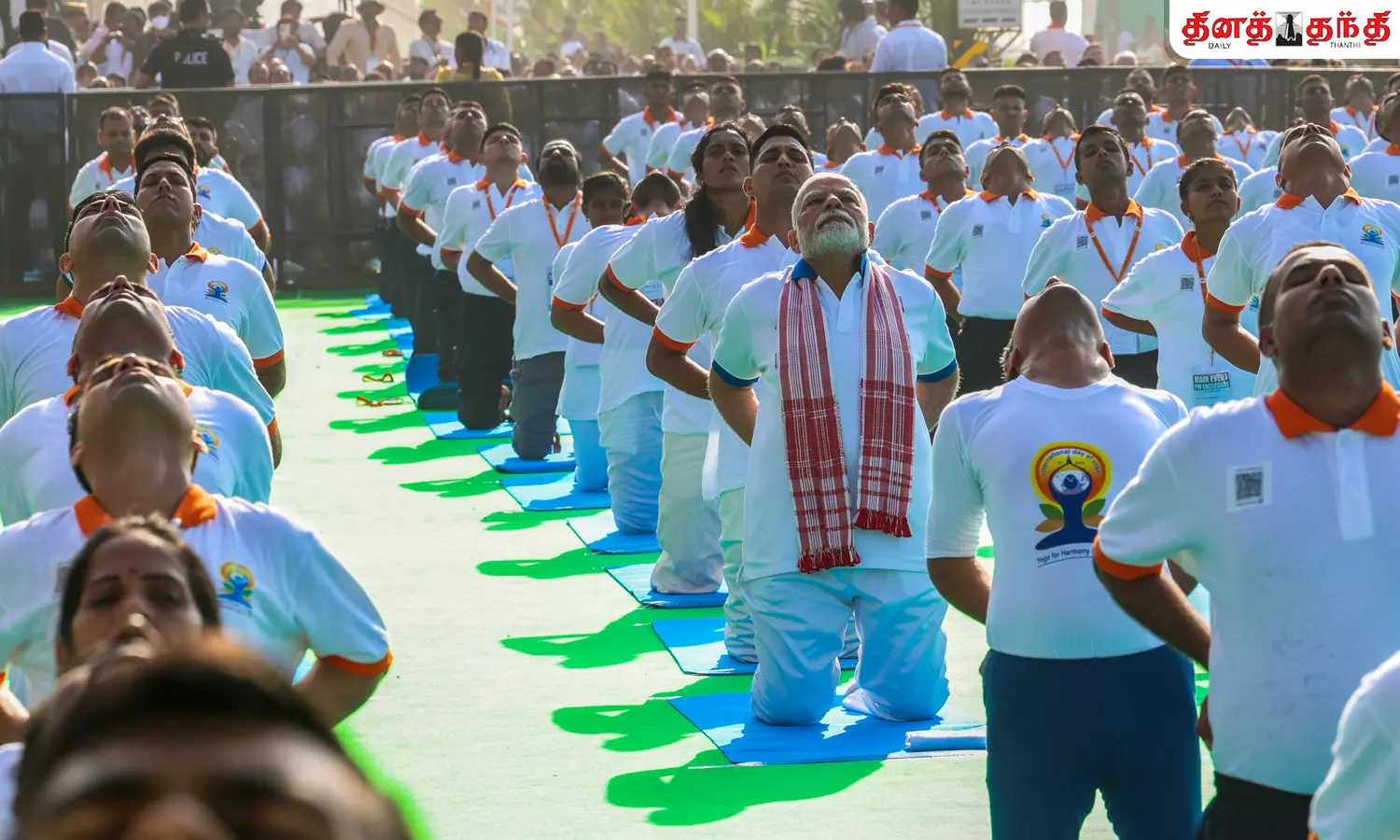 சர்வதேச யோகா தினம்: மக்களோடு மக்களாக யோகா செய்யும் முக்கிய தலைவர்கள்!
