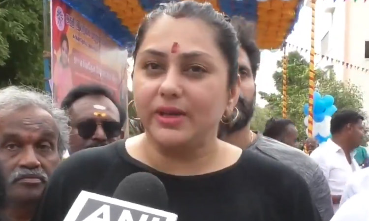 ''என் குழந்தைகளுக்கு ஸ்பைடர் மேன், சூப்பர் மேன் தெரியாது 'அனுமான்'தான் தெரியும்'' - நமீதா