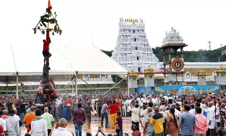 திருப்பதி ஏழுமலையான் கோயிலில் 24 மணி நேரம் காத்திருந்து பக்தர்கள் சாமி தரிசனம்!!