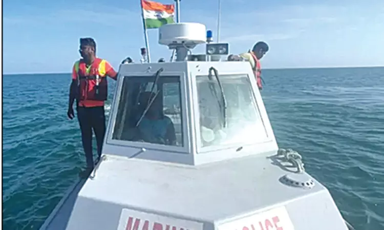 நடுக்கடலில் படகு கவிழ்ந்து மாயமான மீனவரின் கதி என்ன? 3-வது நாளாக தேடும் பணி தீவிரம்