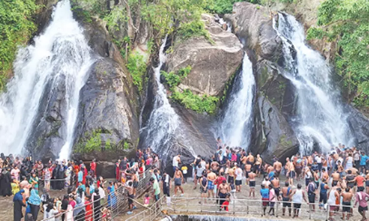 குற்றாலம் அருவிகளில் குவிந்த சுற்றுலா பயணிகள் -அருவிகளில் உற்சாக குளியல் குற்றாலம் அருவிகளில் குவிந்த சுற்றுலா பயணிகள் -அருவிகளில் உற்சாக குளியல்