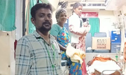 108 ஆம்புலன்ஸிலேயே ஆண் குழந்தையைப் பெற்றெடுத்த பெண்