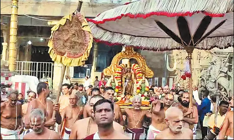 காஞ்சிபுரம் வரதராஜ பெருமாள் கோவிலில் திருவடி கோவில் புறப்பாடு வீதியுலா உற்சவம் காஞ்சிபுரம் வரதராஜ பெருமாள் கோவிலில் திருவடி கோவில் புறப்பாடு வீதியுலா உற்சவம்