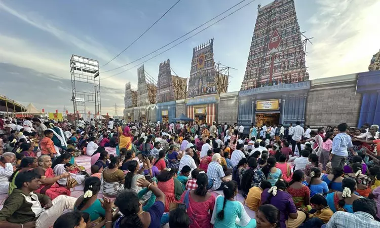 முருக பக்தர்கள் மாநாடு; குவியும் லட்சக்கணக்கான பக்தர்கள் முருக பக்தர்கள் மாநாடு; குவியும் லட்சக்கணக்கான பக்தர்கள்